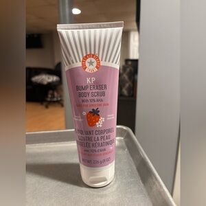 First Aid Beauty KP Bump Eraser Body Scrub – Light Pink Tube